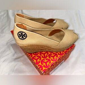Tory Burch Filipa Espadrille wedge criss cross heel shoe. Oatmeal. Size 8